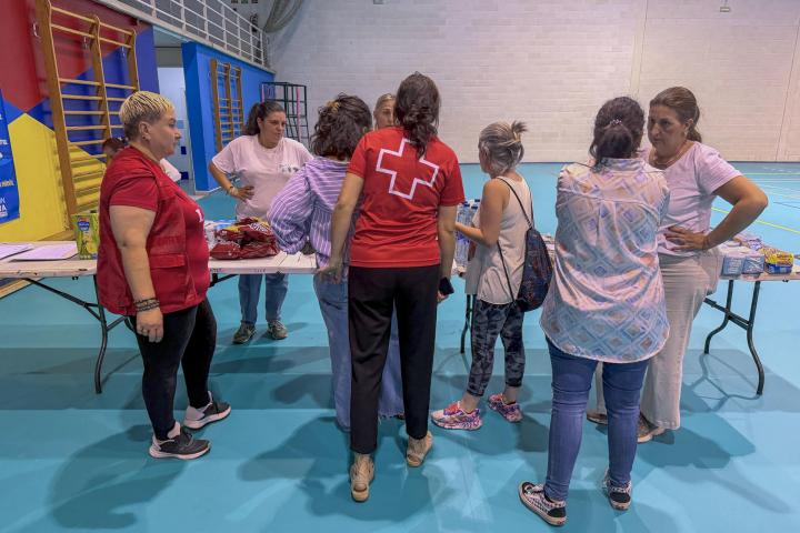 Personal de Cruz Roja y voluntarios, pendiente de atender a los afectados por el incendio de Villanueva de Los Castillejos (Huelva), el 9 de junio de 2026.