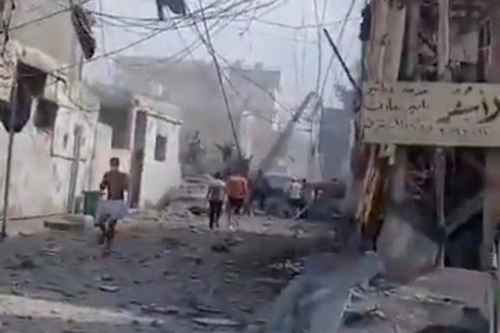 Personas inspeccionan los daños tras un ataque israelí en Tiro, Líbano, en una de las primeras imágenes publicadas en redes.
