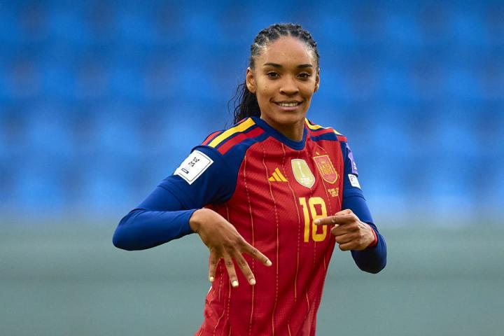 Salma Paralluelo celebra su gol a Islandia