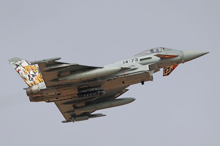 Un Eurofighter EF-2000 Typhoon S de la Fuerza Aérea Española despega de la base militar de Torrejón de Ardoz, en Madrid, el 12 de octubre de 2025.