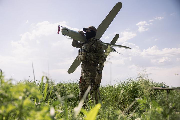 Un militar ucraniano maneja un dron antes de despegar