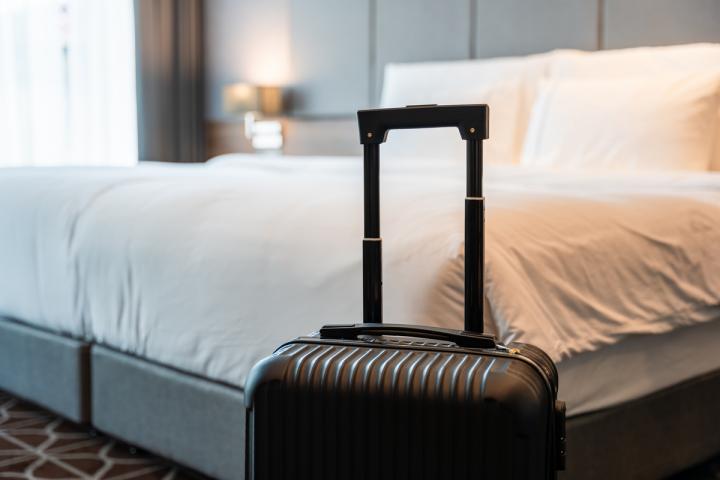 Una maleta en una habitación de hotel