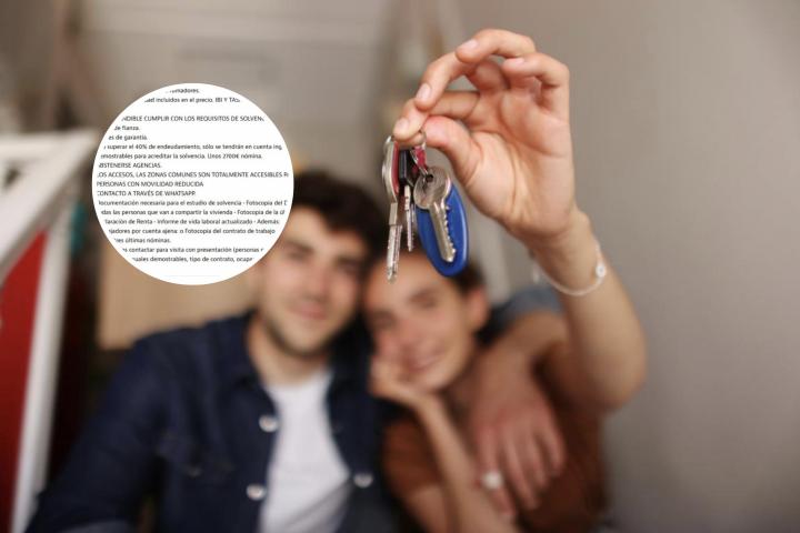 Una pareja muestra las llaves de una casa