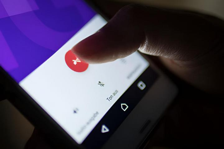 Una persona colgando una llamada telefónica