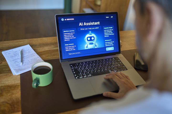Una persona consulta a la Inteligencia Artificial.