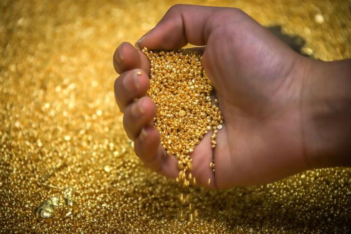 Una persona trabaja con pequeñas porciones de oro.