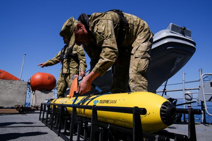 Militares con un dron submarino