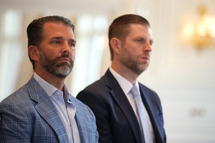 Donald Trump Jr. y Eric Trump observan la firma del acuerdo arancelario entre EEUU y la UE, en el club de golf Trump Turnberry, el 27 de julio de 2025, en Escocia.