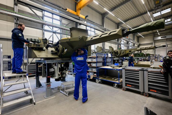 Empleados trabajan en una línea de producción de tanques del contratista de defensa alemán Rheinmetall, el 12 de febrero de 2024 en Unterluess (Alemania).