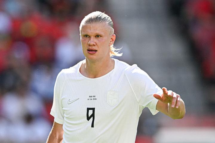 Erling Haaland, de blanco (guiño, guiño)