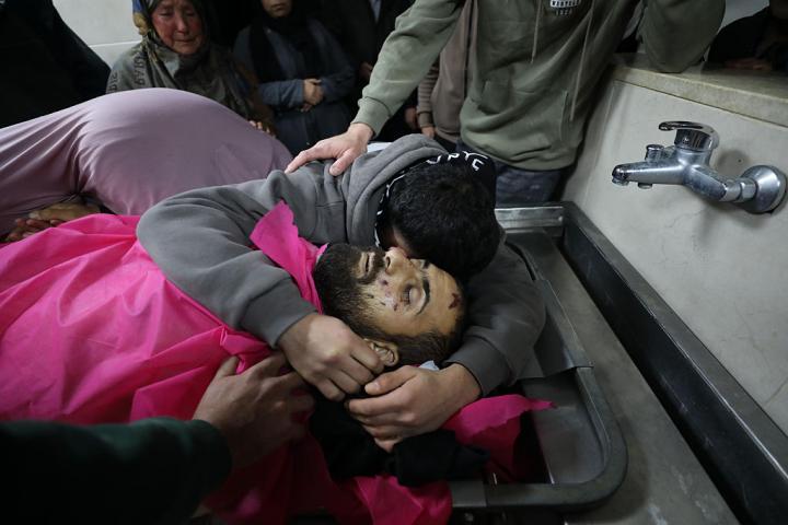 Familiares lloran el cuerpo de Amir Ouda, de 25 años, asesinado a tiros por colonos israelíes en la ciudad de Qusra, al sur de Nablus (Cisjordania), el 14 de marzo de 2026.