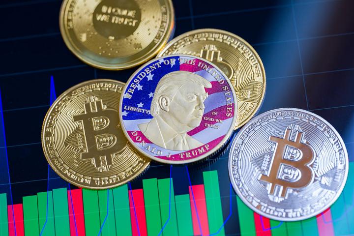 Imagen ilustrativa de la criptomoneda meme de Donald Trump y las bitcoin.
