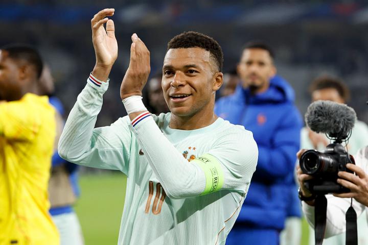 Kylian Mbappé aplaude a los aficionados franceses tras un reciente amistoso contra Irlanda del Norte