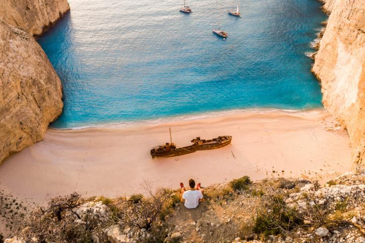 La playa Navagio, con el pecio Panagiotis en la arena (Grecia)