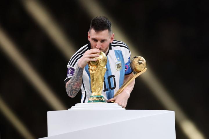 Leo Messi besa la Copa del Mundo de Catar 2022