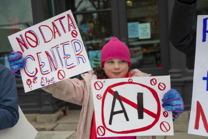 Una niña protesta contra los centros de datos y la IA