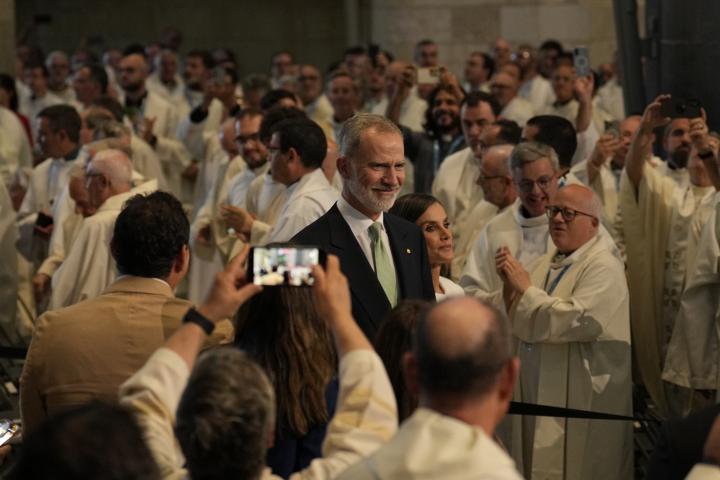 Los reyes Felipe y Letizia, camino al presbiterio para la Santa Misa oficiada por el papa León XIV en la Sagrada Familia de Barcelona