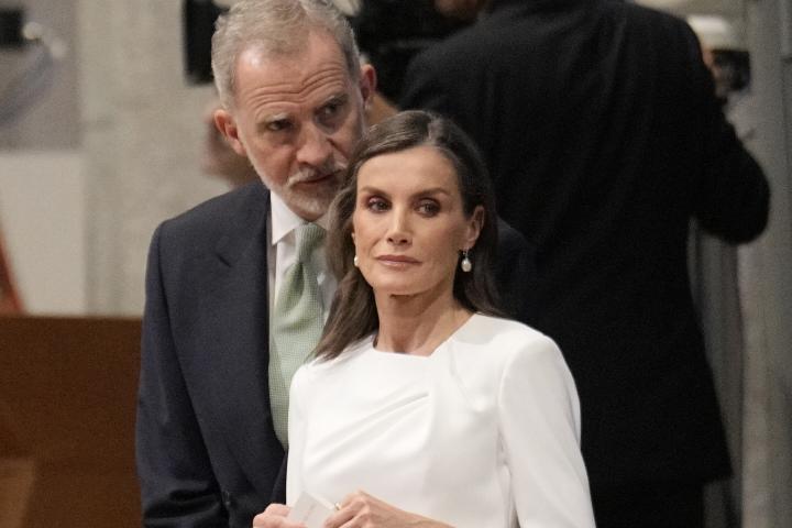 Los reyes Felipe y Letizia en la Sagrada Familia de Barcelona esperando al papa León XIV para la Santa Misa