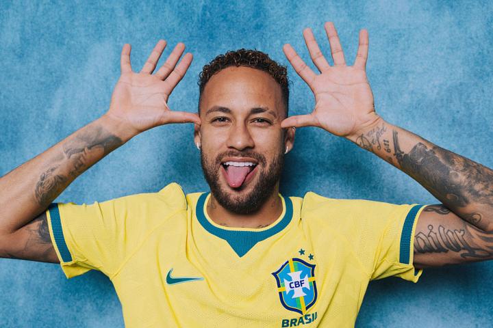 Neymar Jr. siendo Neymar Jr. en la sesión de fotos oficial para el Mundial
