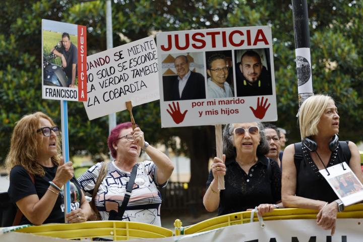 Representantes de las principales asociaciones de víctimas de la dana se han concentrado este miércoles frente al juzgado de Catarroja