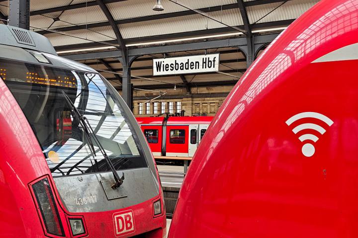 Trenes en la estación de Wiesbaden, Hesse (Alemania)