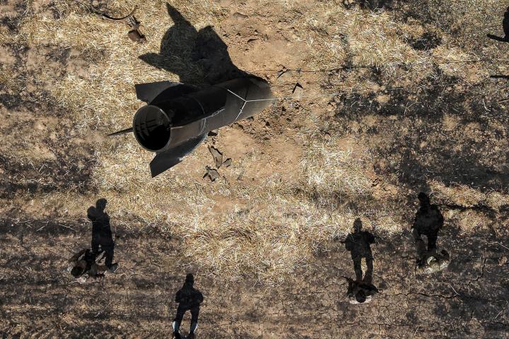 Una imagen tomada con un dron muestra a los equipos de ingeniería militar trabajando en el lugar donde cayó un misil iraní cerca de Damasco (Siria), el 9 de junio de 2026.