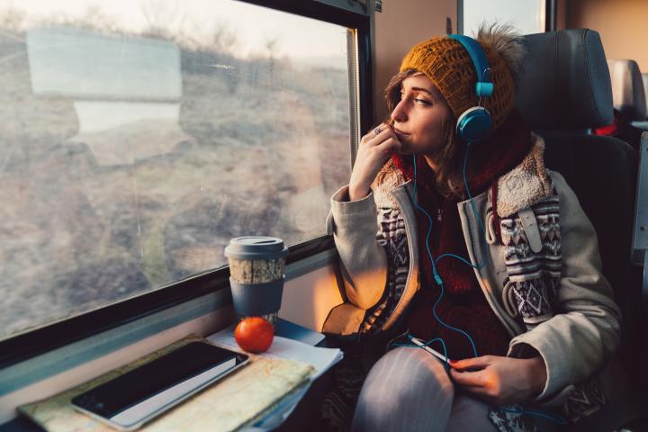 Una mujer escucha música en el tren