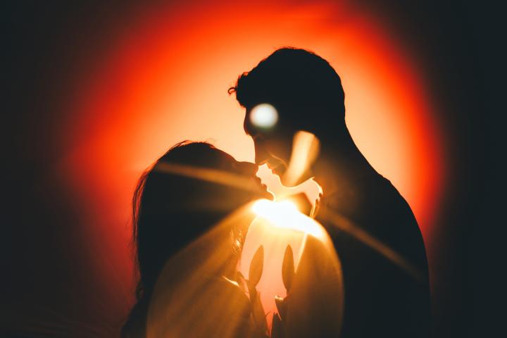 Una pareja se besa