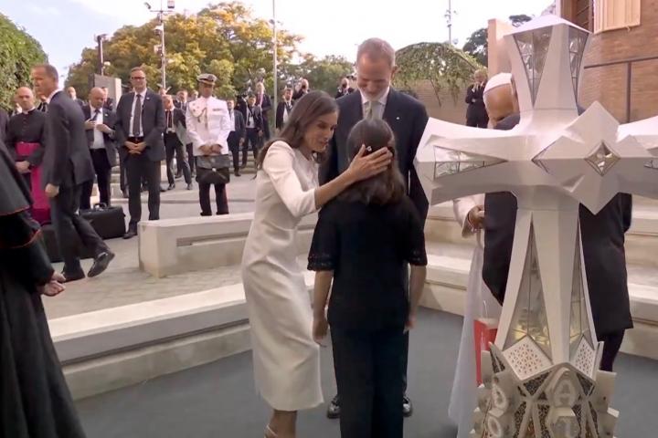 Valentina, una niña invidente, junto a los reyes y el papa León XIV.