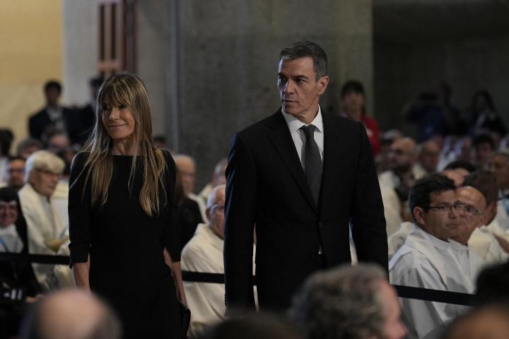 BARCELONA, 10/06/2026.- El presidente del Gobierno de España, Pedro Sánchez, y su esposa Begoña Gómez asisten a la misa oficiada por el Papa León XIV en la Sagrada Familia, dentro de su visita oficial a España, este miércoles en Barcelona. EFE/Alejandro García