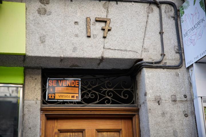 Cartel de una casa en venta en el barrio de Almagro, en Madrid capital, el 12 de marzo de 2023.