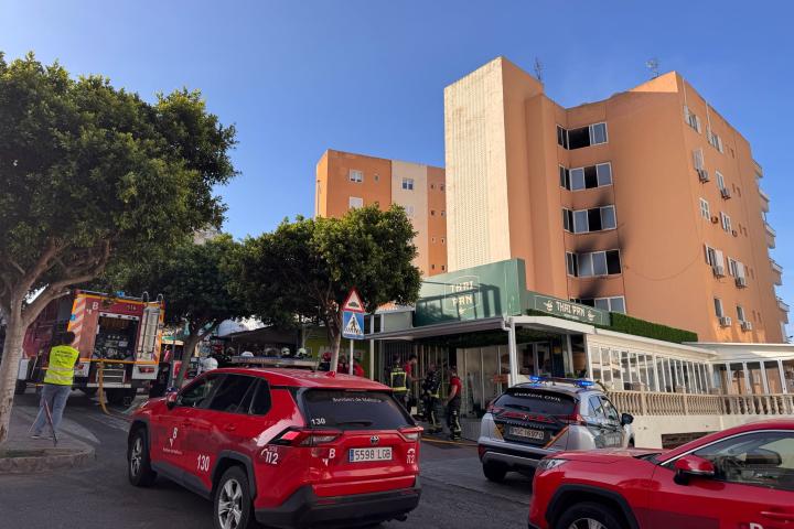 Despliegue de emergencias y bomberos en el incendio del bloque de viviendas en Magaluf.