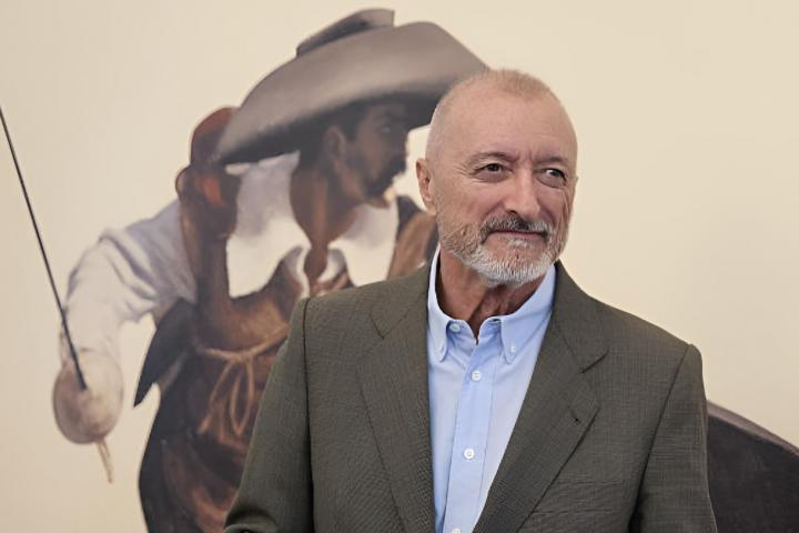 alt="alt="El escritor Arturo Pérez-Reverte, posando frente a su libro 'El capitán Alatriste'""