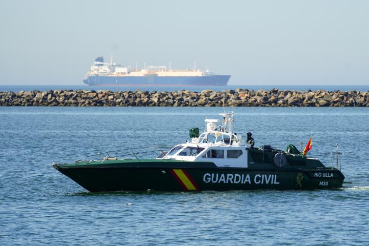 Imagen de archivo de una patrullera de la Guardia Civil, ante el puerto de Huelva (Andalucía).