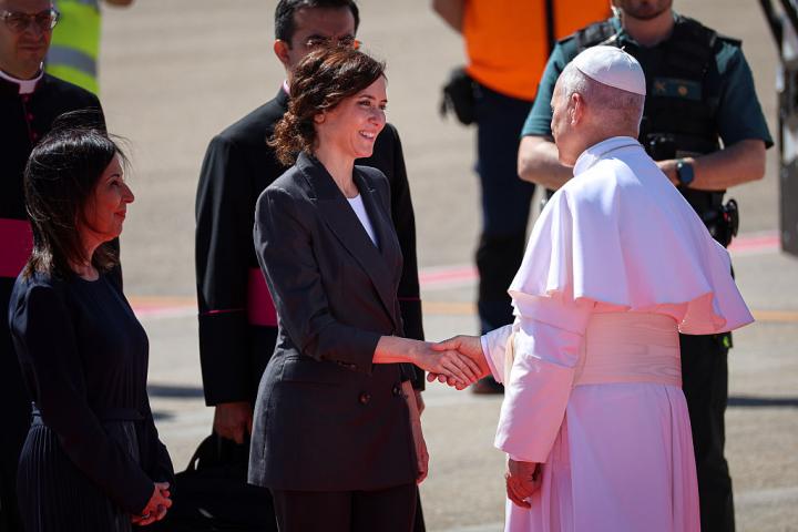 Isabel Díaz Ayuso con el papa León XIV en Madrid.