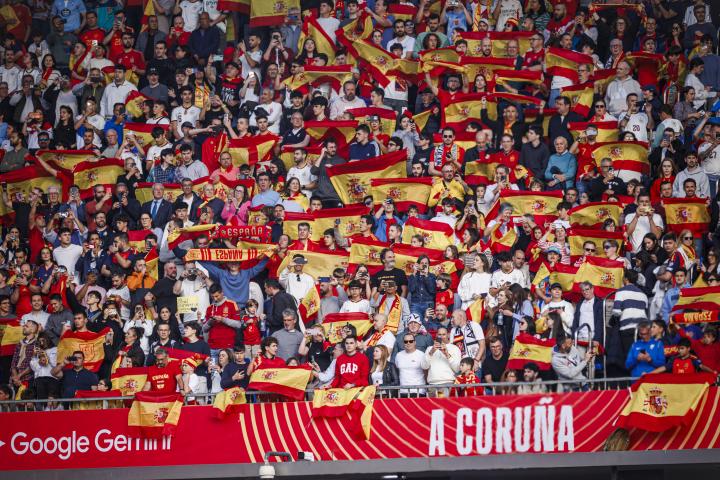 La afición española, el pasado 4 de junio en Riazor.