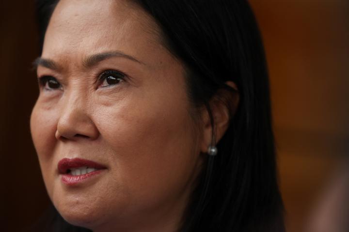 La candidata presidencial conservadora Keiko Fujimori atiende a la prensa en el tercer día de escrutinio de los votos, el 9 de junio de 2026, en Lima (Perú).