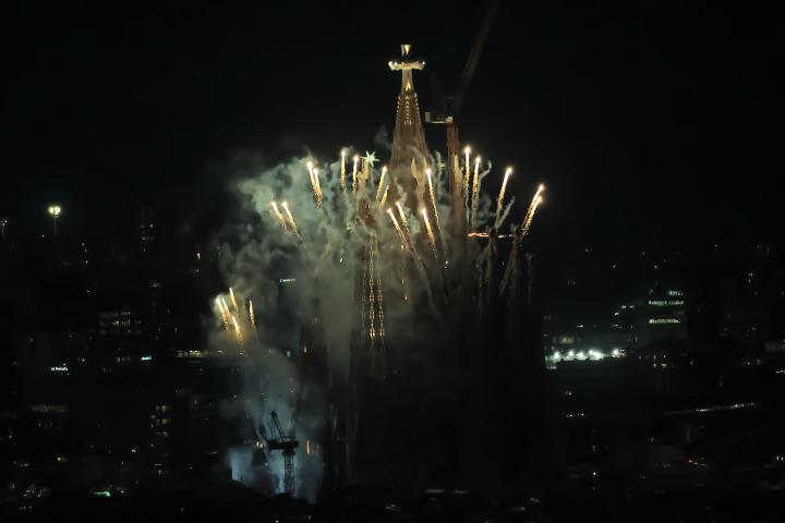 La Sagrada Familia de Barcelona durante el espectáculo de fuegos artificiales