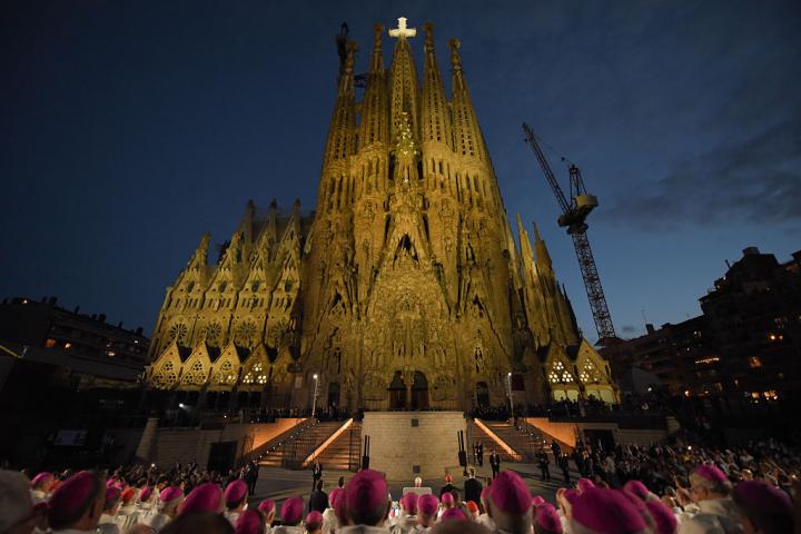 alt="alt="La Sagrada Familia, durante la inauguración de la Torre de Jesús.""