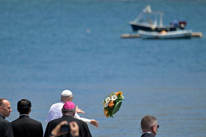 León XIV lanza una corona de flores al mar en recuerdo de los migrantes fallecidos en el mar