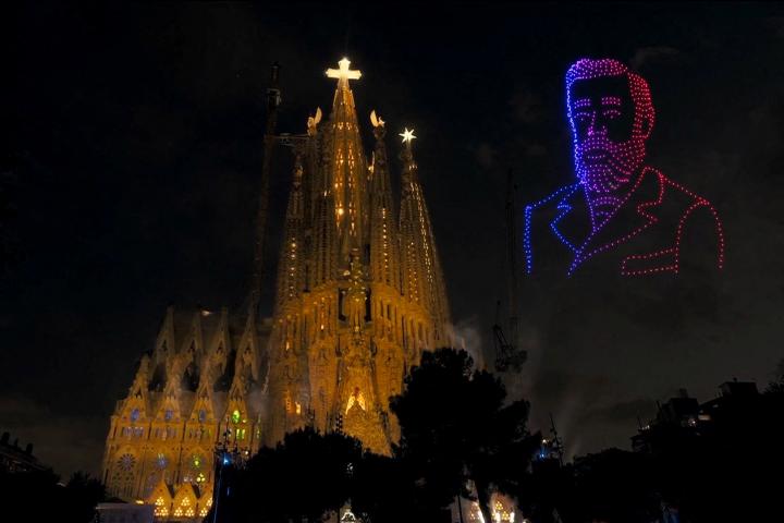 Los drones de colores forman el rostro de Antoni Gaudi, el 10 de junio de 2026, durante la inauguración de la Torre de Jesús en la Sagrada Familia de Barcelona por el papa León.