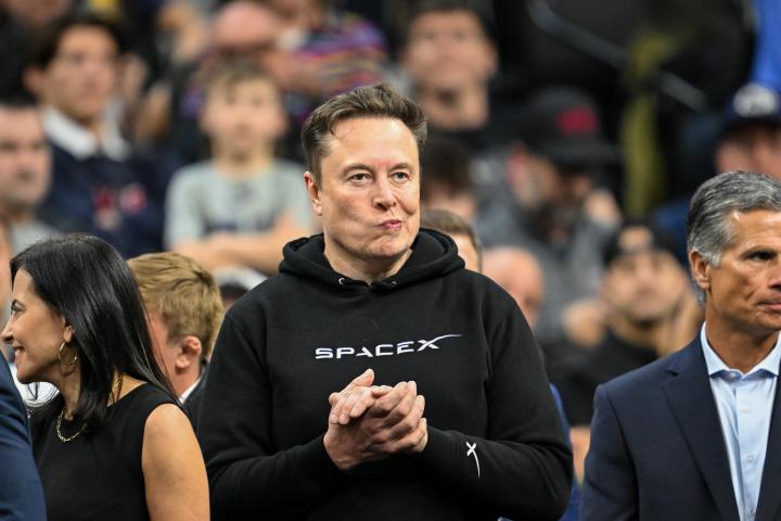 Elon Musk con una camiseta de Space X