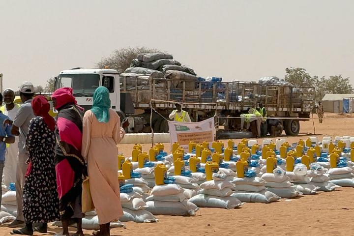 Reparto de comida en un campo de refugiados en Chad