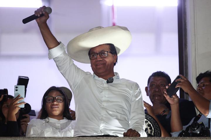 Roberto Sánchez, candidato del partido Juntos por el Perú, en la noche electoral del 7 de junio de 2026 en Lima (Perú).