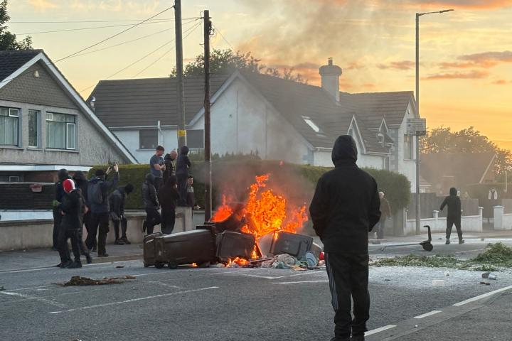 Unas personas incendian contenedores y ruedas en Antrim Road, Belfast, el 10 de junio de 2026.