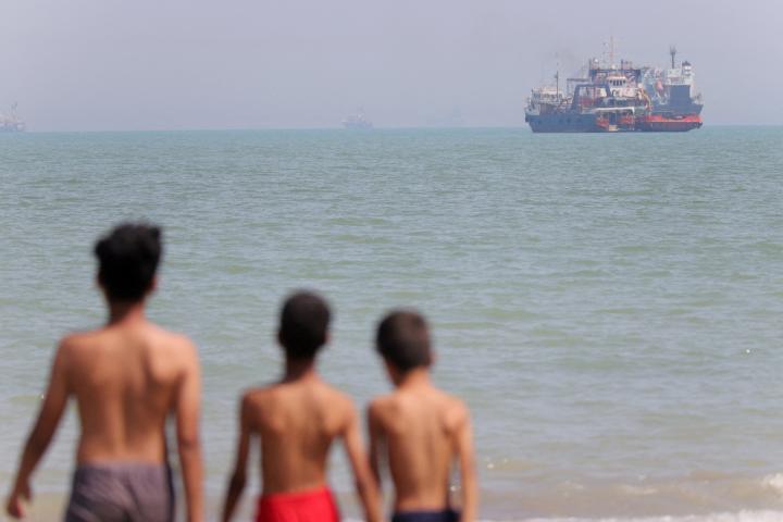 Buques en el estrecho de Ormuz cerca de la playa de Bandar Abbas (Irán), 11 de junio de 2026.