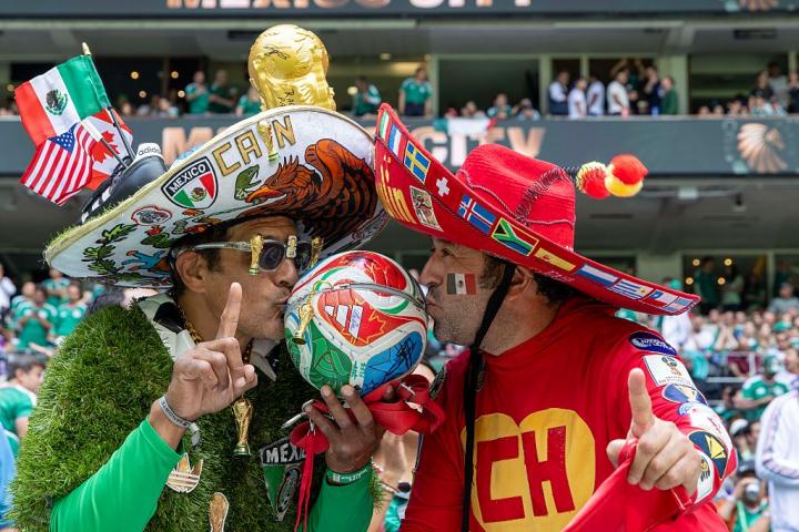 Dos aficionados, dándolo todo en el partido inaugural del Mundial 2026