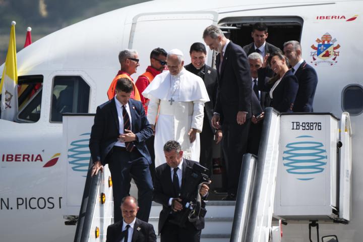 El papa, junto al rey, en el momento en el que baja de su avión por una avería