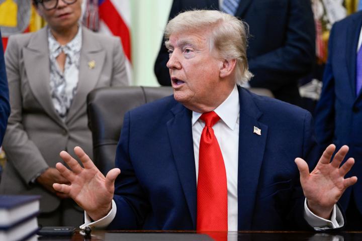 El presidente estadounidense Donald Trump habla con su equipo en el Despacho Oval de la Casa Blanca, en Washington, el 11 de junio de 2026.