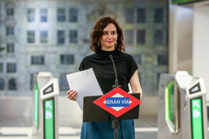 Isabel Díaz Ayuso, en el metro de Gran Vía